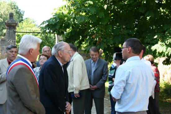 Retour de Mr Aubrac et son fils au châteaux de Villevieux 66 ans après