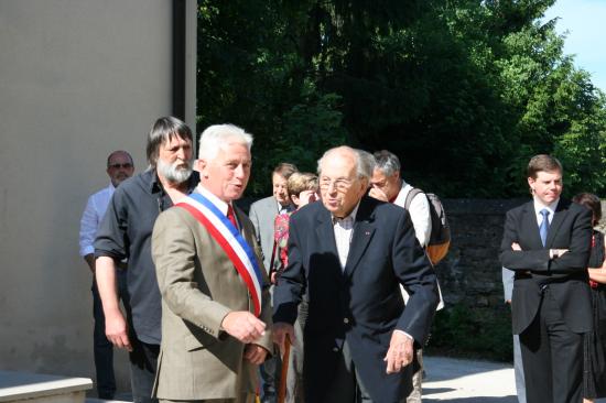 Retour de Mr Aubrac et son fils au châteaux de Villevieux 66 ans après