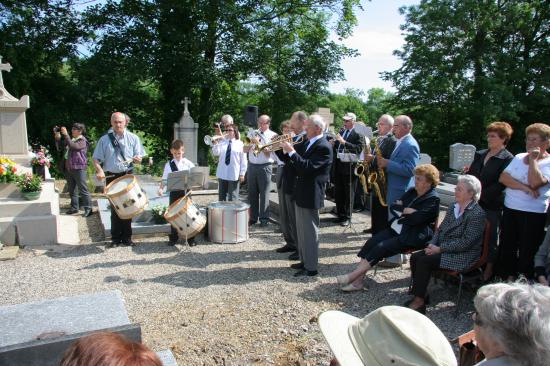 Cérémonie au cimetière de Chilly-le-Vignoble