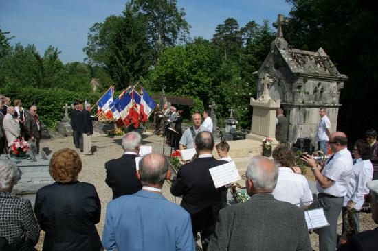 Cérémonie au cimetière de Chilly-le-Vignoble