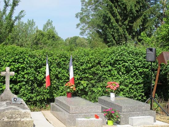 Cérémonie au cimetière de Chilly-le-Vignoble