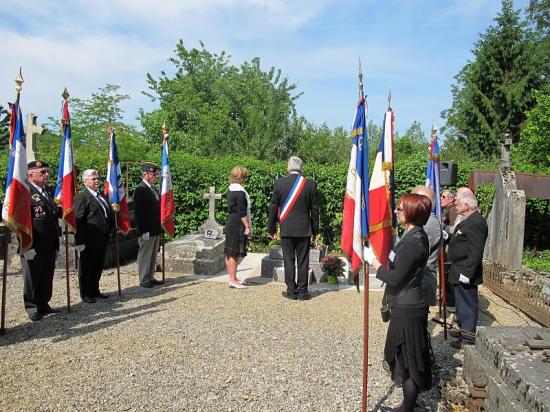 Cérémonie au cimetière de Chilly-le-Vignoble