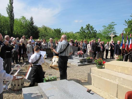 Cérémonie au cimetière de Chilly-le-Vignoble