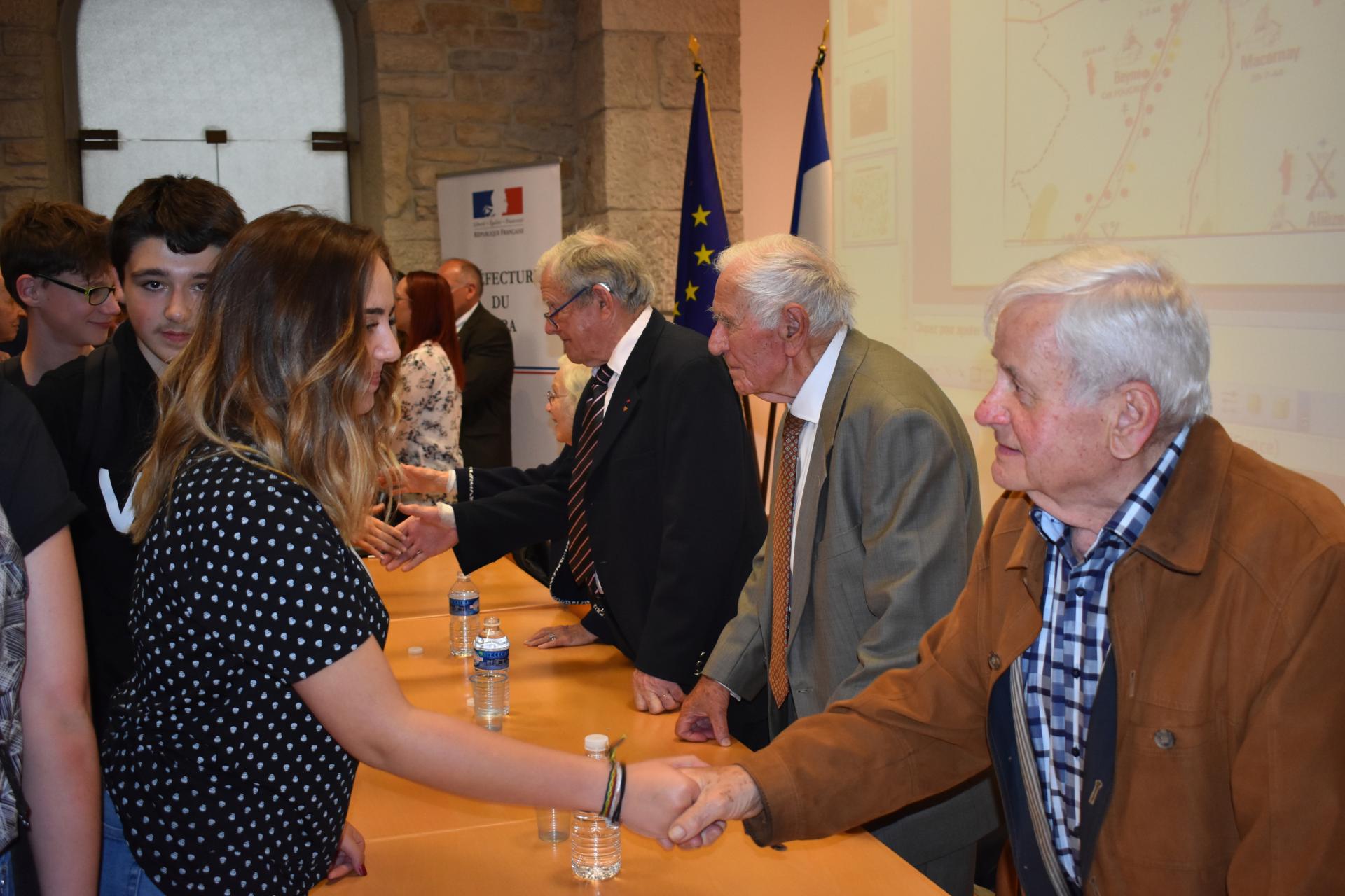 Jean salué par les jeunes à la table ronde de la Résistance - Préfecture du Jura 2018