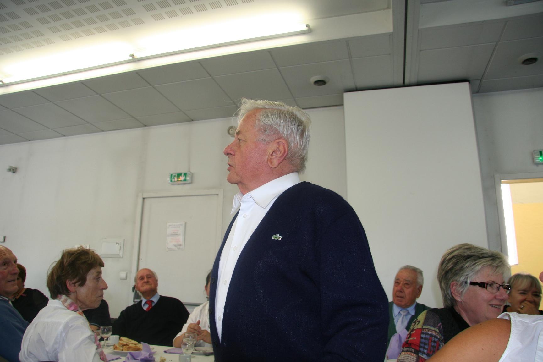 Jean chantant à notre congrès départemental de 2010 à Saint-Claude en présence de Raymond Aubrac