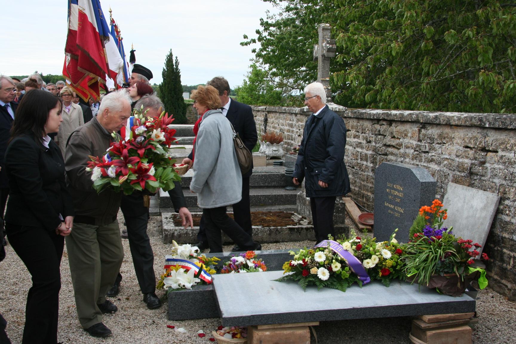 Jean Machuron et Coline Auclair déposent la gerbe de l’ANACR du Jura pour honorer Lucie et Raymond