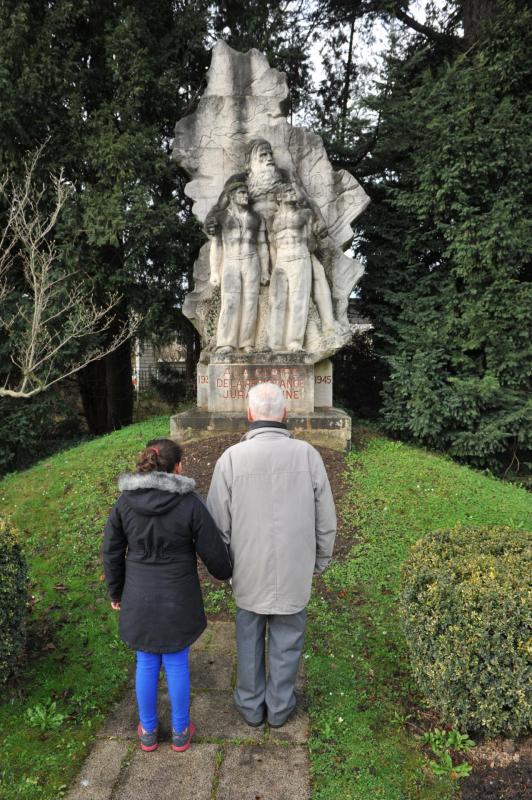 Dépôt d’une des gerbes au monument de la Résistance par Jean Machuron (Résistant) et une jeune fille