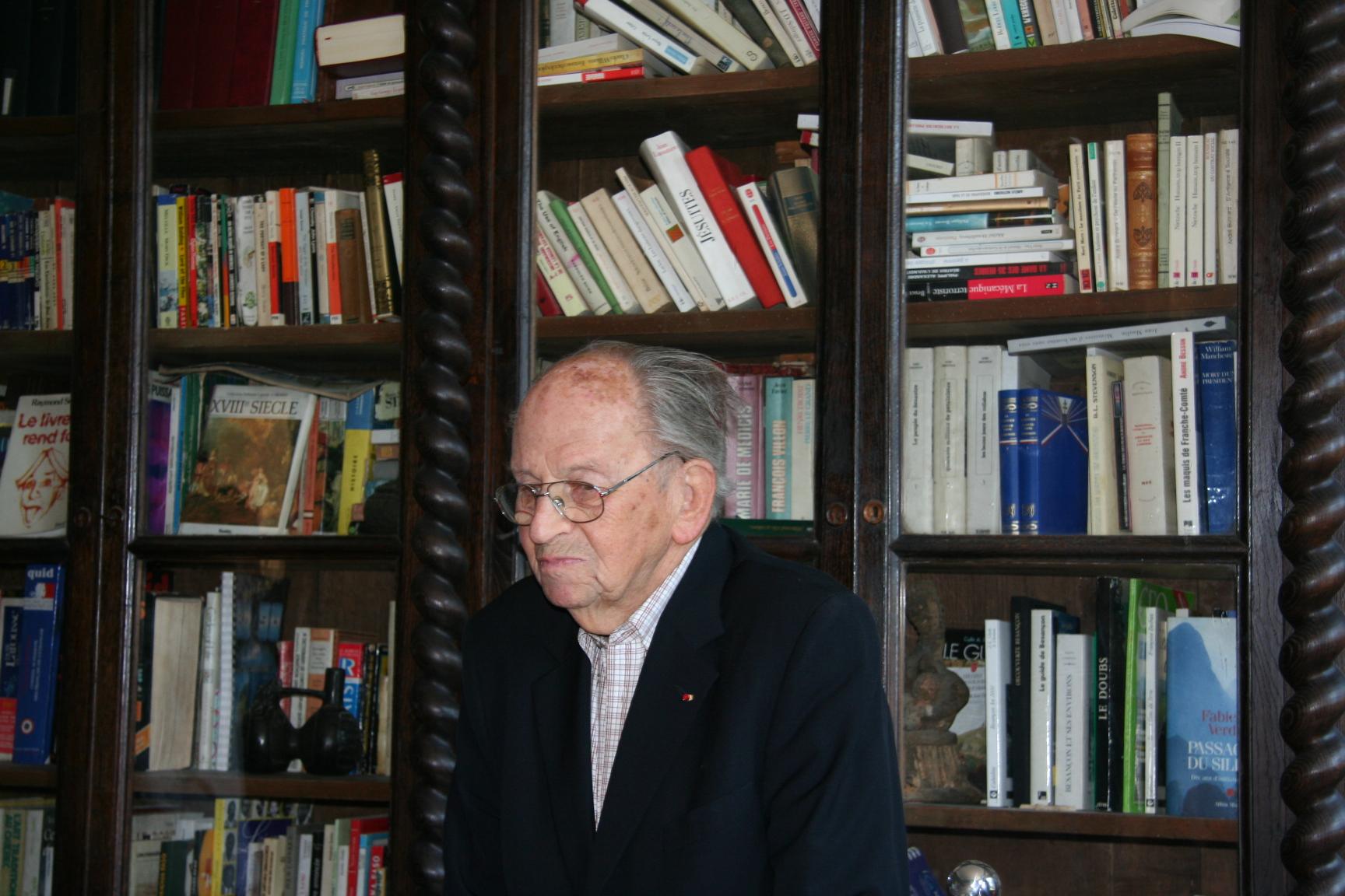 Raymond aubrac au chateau de villevieux dans la fameuse bibliotheque